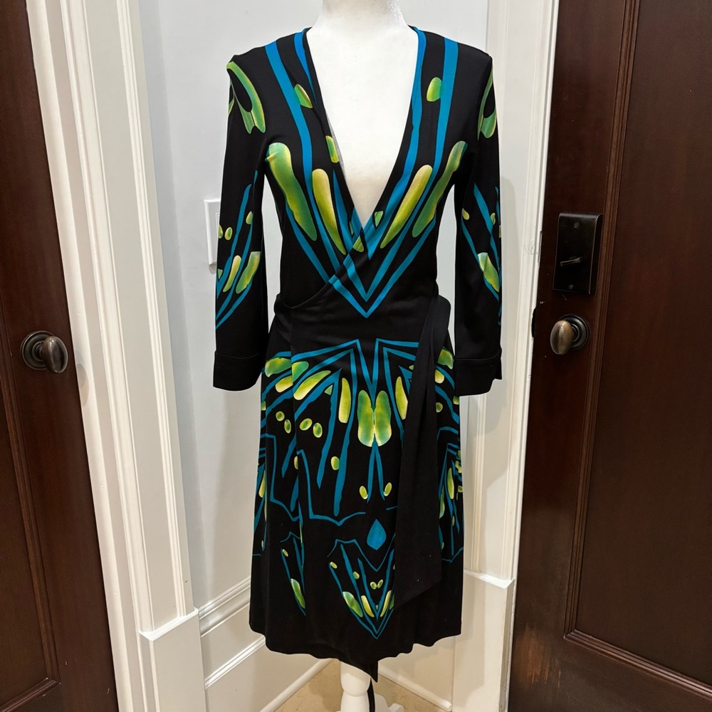 DIANE VON FURSTENBURG DVF WRAP dress MIDI length great condition SZ 8
